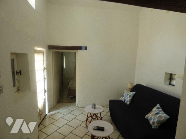 Une maison plain pied proche centre de GRIGNAN,7700m2 de terrain arboré. accès par chemin communal