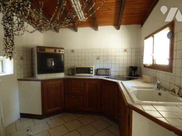 Une maison plain pied proche centre de GRIGNAN,7700m2 de terrain arboré. accès par chemin communal