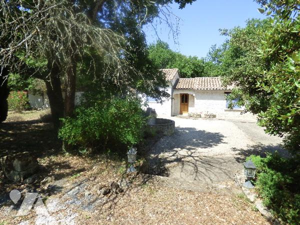 Une maison plain pied proche centre de GRIGNAN,7700m2 de terrain arboré. accès par chemin communal