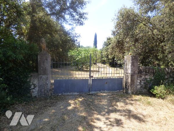 Une maison plain pied proche centre de GRIGNAN,7700m2 de terrain arboré. accès par chemin communal