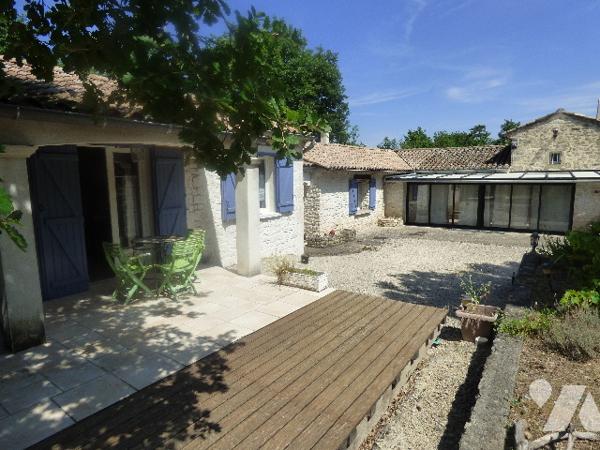 Une maison plain pied proche centre de GRIGNAN,7700m2 de terrain arboré. accès par chemin communal