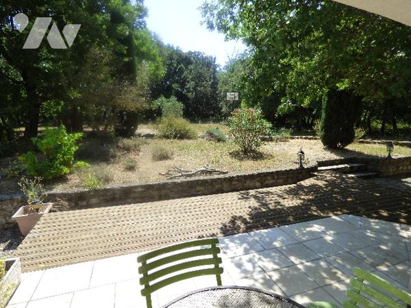 Une maison plain pied proche centre de GRIGNAN,7700m2 de terrain arboré. accès par chemin communal