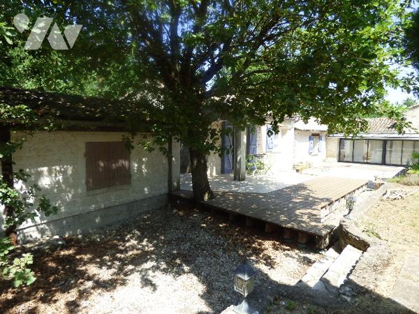 Une maison plain pied proche centre de GRIGNAN,7700m2 de terrain arboré. accès par chemin communal