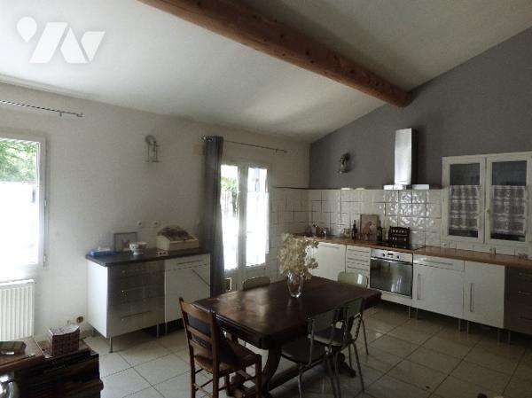 Une maison plain pied proche centre de GRIGNAN,7700m2 de terrain arboré. accès par chemin communal