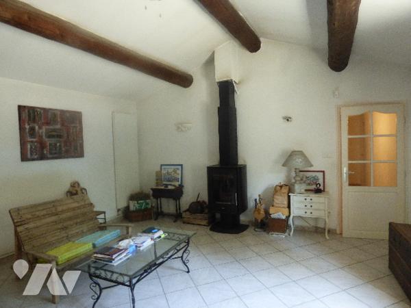 Une maison plain pied proche centre de GRIGNAN,7700m2 de terrain arboré. accès par chemin communal
