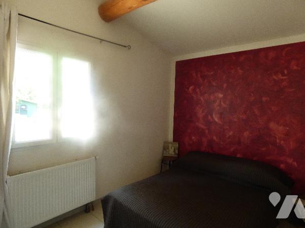 Une maison plain pied proche centre de GRIGNAN,7700m2 de terrain arboré. accès par chemin communal