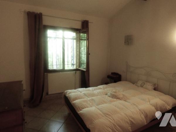 Une maison plain pied proche centre de GRIGNAN,7700m2 de terrain arboré. accès par chemin communal