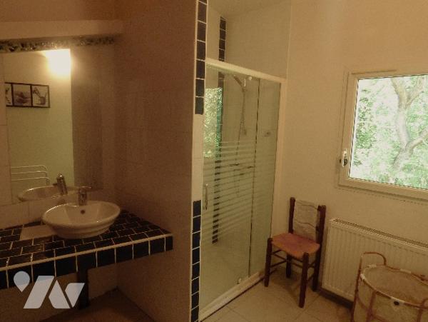 Une maison plain pied proche centre de GRIGNAN,7700m2 de terrain arboré. accès par chemin communal