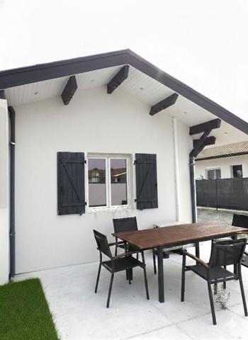 GUJAN-MESTRAS Maison d'habitation avec jardin