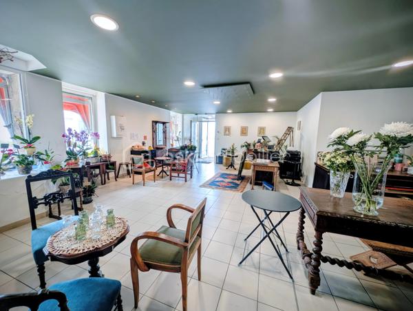 Local d activites de 99 m²