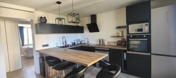 FREJUS PLAGE 3 PIECES TRAVERSANT 63 m2 + CAVE PARKING LIBRE DANS LA RESIDENCE