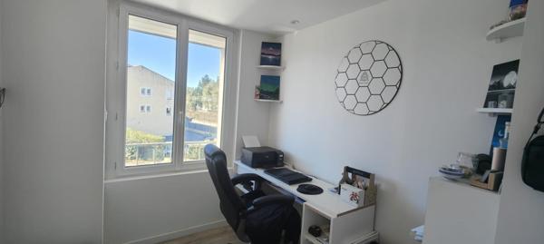 FREJUS PLAGE 3 PIECES TRAVERSANT 63 m2 + CAVE PARKING LIBRE DANS LA RESIDENCE