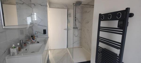 FREJUS PLAGE 3 PIECES TRAVERSANT 63 m2 + CAVE PARKING LIBRE DANS LA RESIDENCE