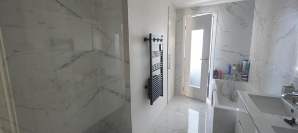 FREJUS PLAGE 3 PIECES TRAVERSANT 63 m2 + CAVE PARKING LIBRE DANS LA RESIDENCE