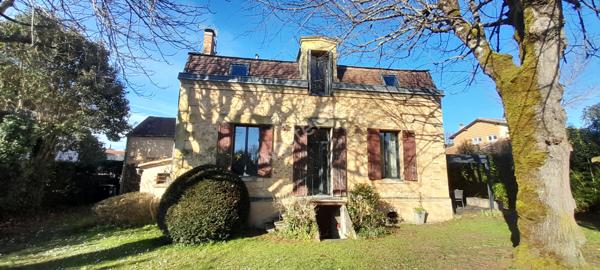 **Charmante maison familiale avec piscine, à deux pas du centre-ville**