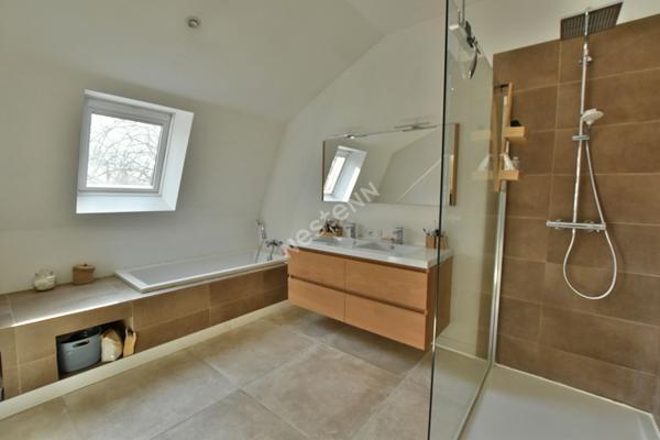 **Charmante maison familiale avec piscine, à deux pas du centre-ville**