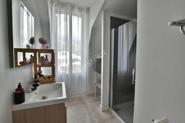 **Charmante maison familiale avec piscine, à deux pas du centre-ville**