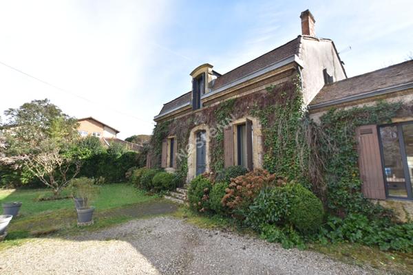 **Charmante maison familiale avec piscine, à deux pas du centre-ville**