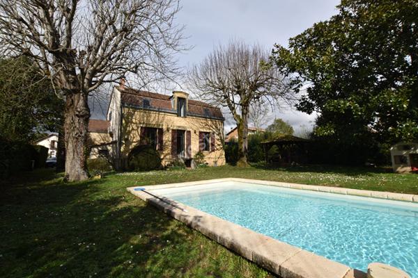 **Charmante maison familiale avec piscine, à deux pas du centre-ville**