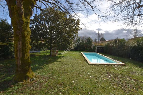 **Charmante maison familiale avec piscine, à deux pas du centre-ville**