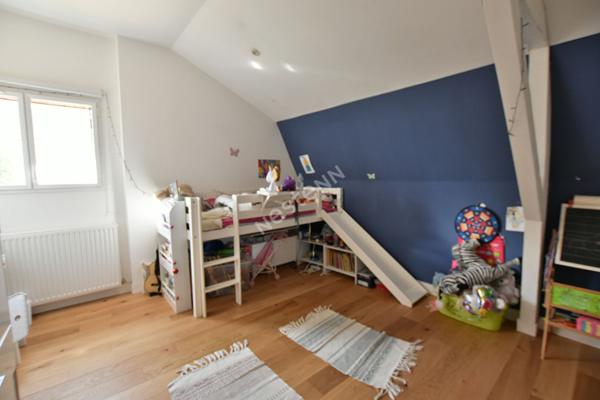 **Charmante maison familiale avec piscine, à deux pas du centre-ville**