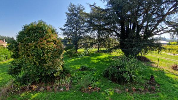 Maison de Maître à fort potentiel avec terrain de 3300 m² et dépendances, proche des commodités !