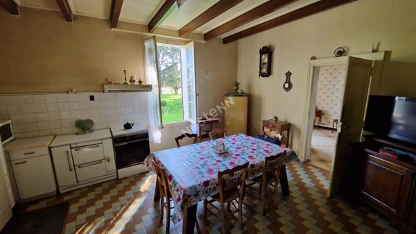 Maison de Maître à fort potentiel avec terrain de 3300 m² et dépendances, proche des commodités !