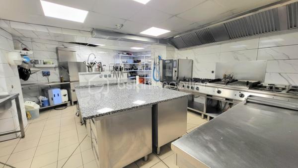 OPPORTUNITE RARE : Complexe Hôtel - Bar - Restaurant et potentiel d'investissement immobilier XXL à Lacrouzette dans le Tarn (81)

Vous cherchez à donner vie à un projet d'envergure au coeur d'une région touristique prisée ? 
Situé à Lacrouzette, village aux portes du massif granitique du Sidobre ( et à proximité de Castres et Mazamet ), cet établissement offre un potentiel exceptionnel.
Plus de 1000 m² de surface exploitable pour une modularité rare et pour façonner le projet qui vous ressemble.
Idéal pour un investisseur polyvalent ou porteur de projet hôtelier et de restauration.

Le bien s'adapte à toutes vos ambitions entrepreneuriales ou immobilières :
- Reprise immédiate de l'activité : réouverture clé en main du restaurant, du bar et de l'hôtel pour capitaliser sur une clientèle locale et de passage en quête de convivialité.
- Investissement Immobilier / Locatif : Créations d'appartements locatifs à fort rendement ( résidence de tourisme, gîtes de charme ou location courte et longue durée )
- Pôle professionnel ou artisanal : aménagement de locaux professionnels, de bureaux partagés ou d'ateliers pour dynamiser la vie locale.

Pour plus d'informations, organiser une visite ou discuter de votre projet : contactez-nous par téléphone.
