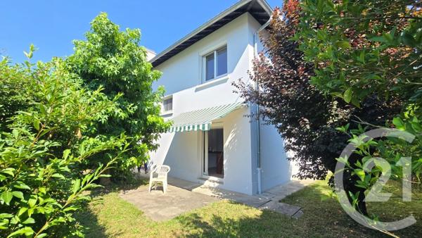 Appartement F4 à vendre  5 pièces - 122,97 m 2   PAU  - 64