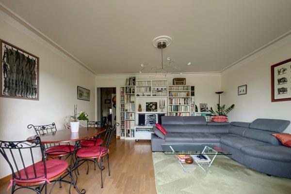 Appartement T3 traversant avec balcon, vue degagee, garage et cave, commerces, ecoles, C9.