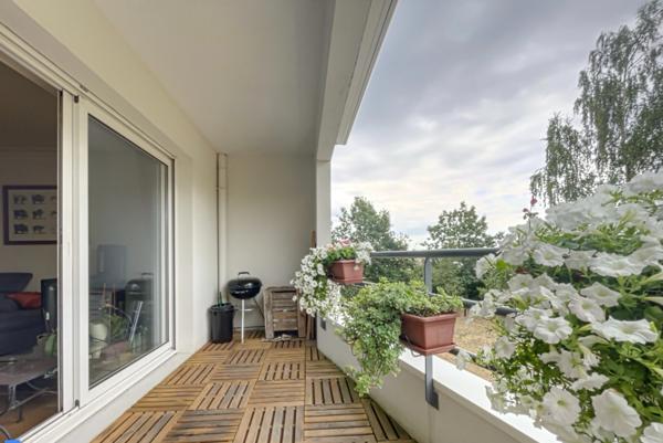 Appartement T3 traversant avec balcon, vue degagee, garage et cave, commerces, ecoles, C9.