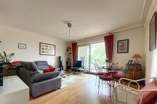 Appartement T3 traversant avec balcon, vue degagee, garage et cave, commerces, ecoles, C9.