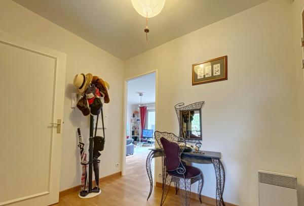 Appartement T3 traversant avec balcon, vue degagee, garage et cave, commerces, ecoles, C9.