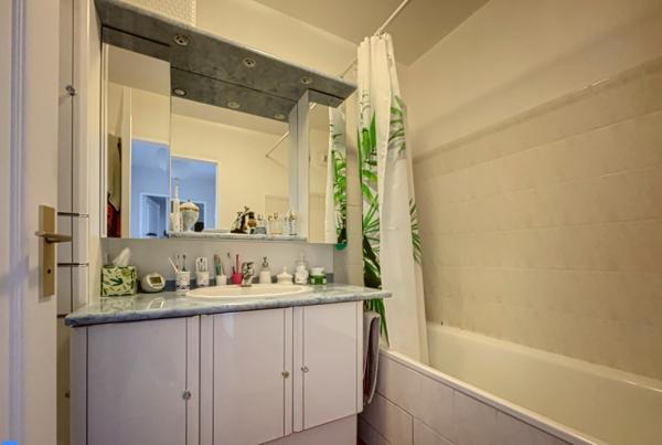 Appartement T3 traversant avec balcon, vue degagee, garage et cave, commerces, ecoles, C9.