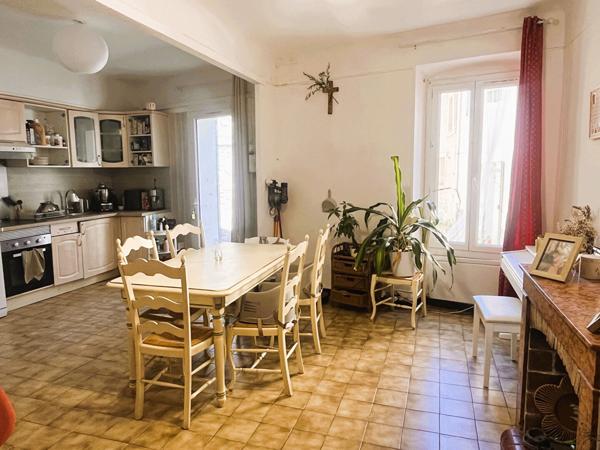 ROGNES Maison de village, 100M², terrasse, place de stationnement