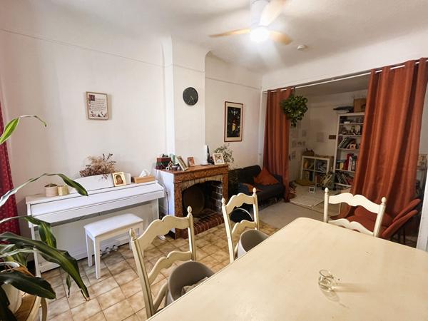 ROGNES Maison de village, 100M², terrasse, place de stationnement