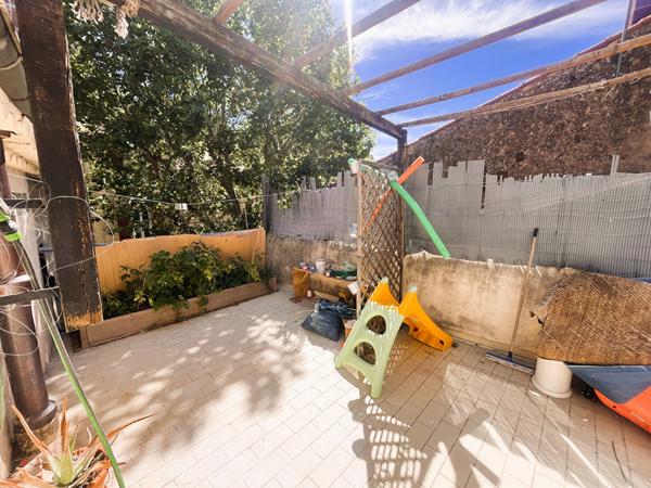 ROGNES Maison de village, 100M², terrasse, place de stationnement