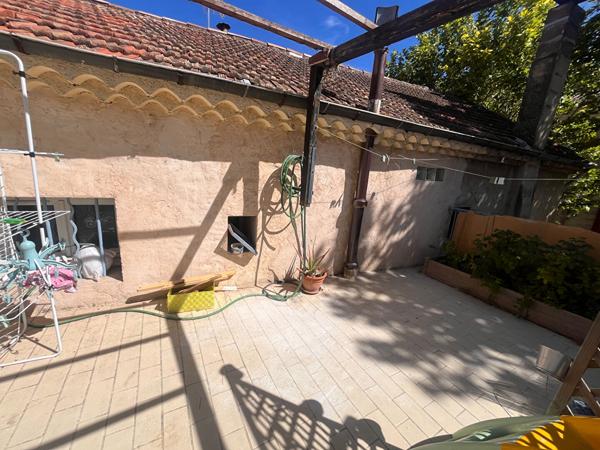 ROGNES Maison de village, 100M², terrasse, place de stationnement