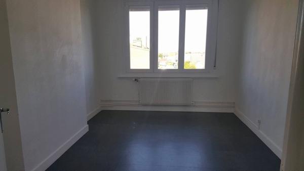 Appartement
                                                                                                                                                                                                                                                                                                                        3 pièce(s)                                                                                                                                                                                                          2 chambre(s)                                                                                                                                                                                                          75  m²