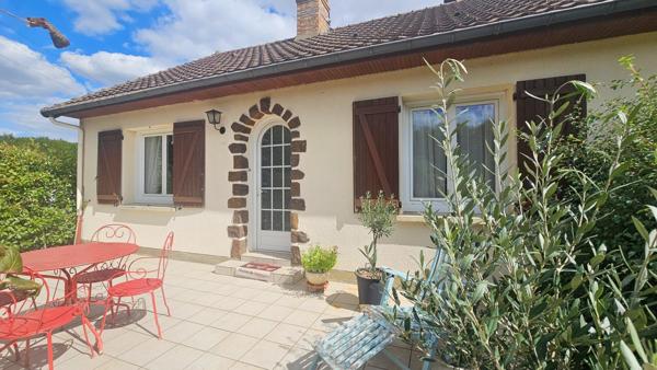 Pavillon lumineux avec sous-sol complet et vaste jardin arboré