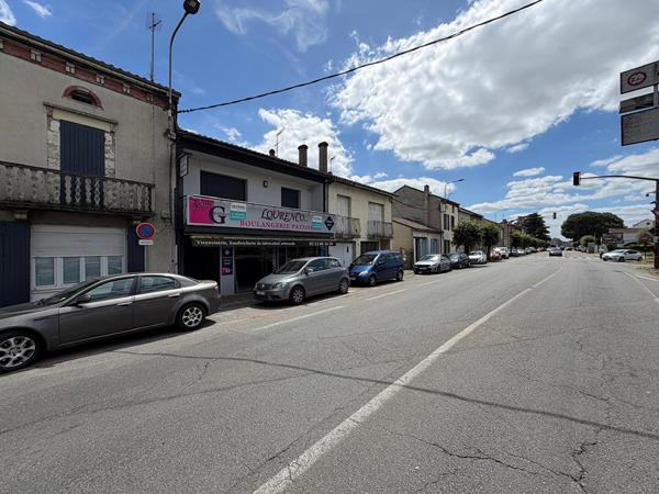 AGEN - Immeuble de 211 m² comprenant un appartement, un local commercial et un jardin.