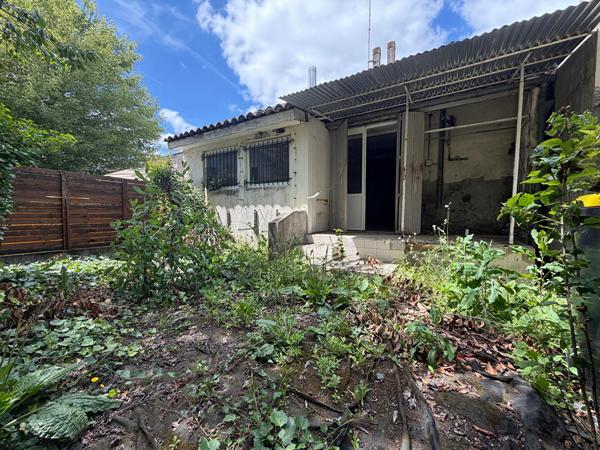 AGEN - Immeuble de 211 m² comprenant un appartement, un local commercial et un jardin.