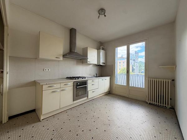 AGEN - Immeuble de 211 m² comprenant un appartement, un local commercial et un jardin.