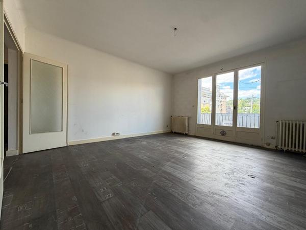 AGEN - Immeuble de 211 m² comprenant un appartement, un local commercial et un jardin.