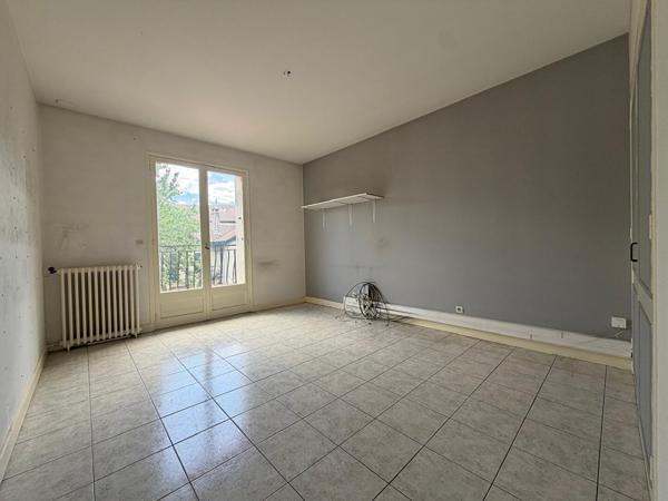 AGEN - Immeuble de 211 m² comprenant un appartement, un local commercial et un jardin.