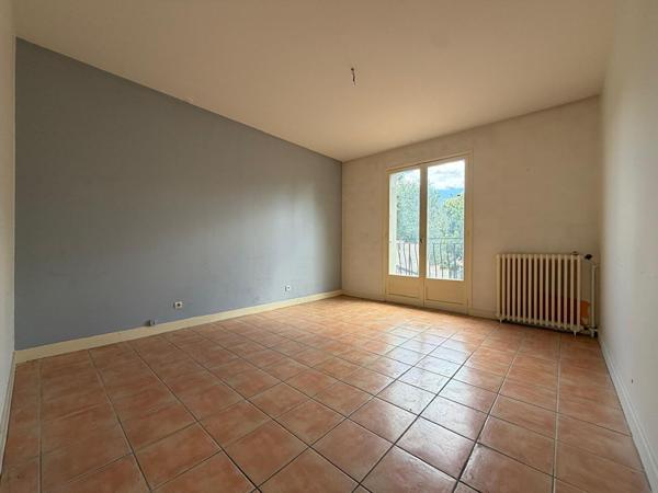 AGEN - Immeuble de 211 m² comprenant un appartement, un local commercial et un jardin.