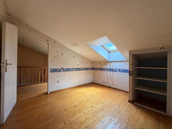 AGEN - Immeuble de 211 m² comprenant un appartement, un local commercial et un jardin.