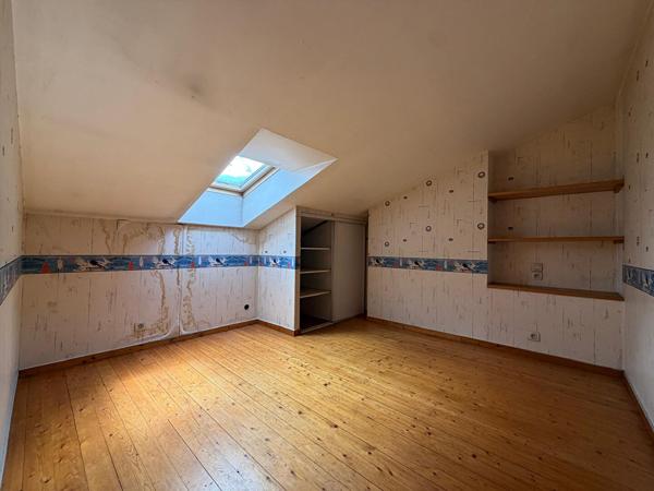 AGEN - Immeuble de 211 m² comprenant un appartement, un local commercial et un jardin.