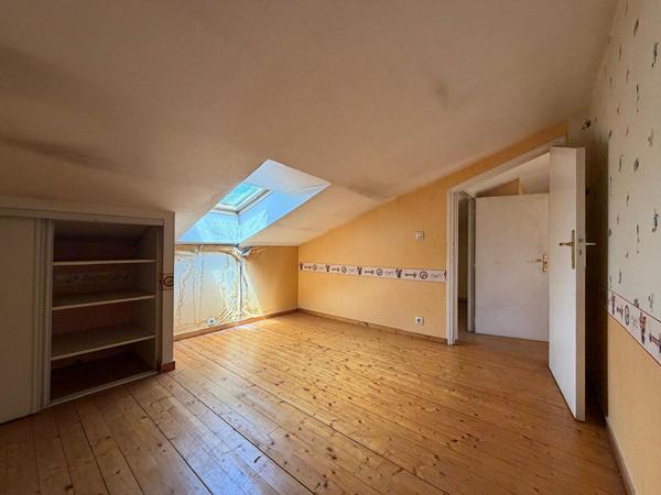 AGEN - Immeuble de 211 m² comprenant un appartement, un local commercial et un jardin.