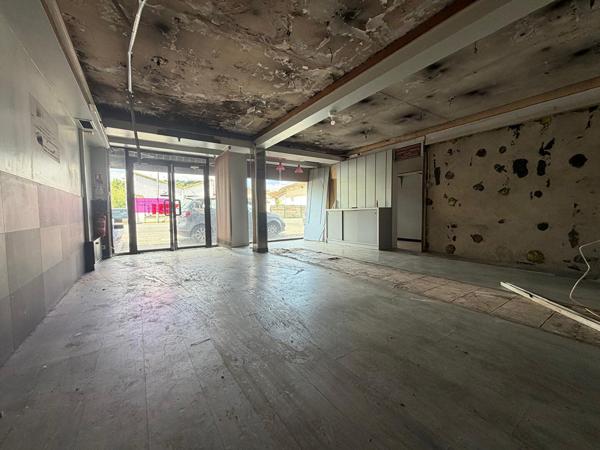 AGEN - Immeuble de 211 m² comprenant un appartement, un local commercial et un jardin.